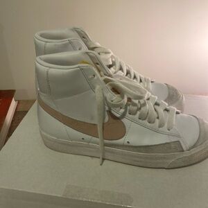 Women’s Nike blazers size 7.5 worn maybe twice great condition